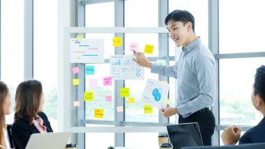 İş adamı ofis toplantısında iş planı bilgisi sunar Asyalı adam iş şemasını, iş adamlarını, iş konseptindeki başarıyı açıklar.