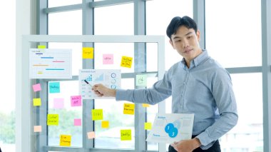 İş adamı ofis toplantısında iş planı bilgisi sunar Asyalı adam iş şemasını, iş adamlarını, iş konseptindeki başarıyı açıklar.