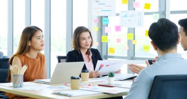 Genç Asyalı yaratıcı tasarım buluşması beyin fırtınası fikirleri ofiste birlikte proje planlamak ve geliştirmek için, Asya 'da küçük işletme girişimi iş arkadaşı, çözüm için çalışan meslektaşlar, ofis hayatı tarzı insanlar