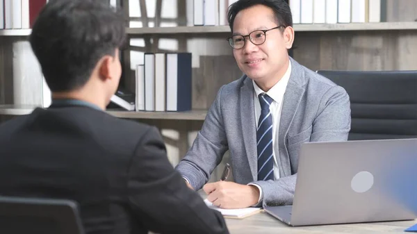 Asiatisk Man Anställningsintervju Kontoret Bakgrund Jobbsökning Affärsidé — Stockfoto