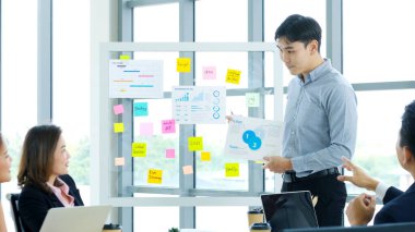 İş adamı ofis toplantısında iş planı bilgisi sunar Asyalı adam iş şemasını, iş adamlarını, iş konseptindeki başarıyı açıklar.