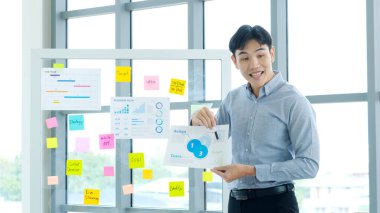 İş adamı ofis toplantısında iş planı bilgisi sunar Asyalı adam iş şemasını, iş adamlarını, iş konseptindeki başarıyı açıklar.