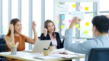 İş başarısı kurumsal, Asyalı iş adamları gülümsüyor ve partnerle başarılı bir iş çıkardıktan sonra silahlanıyor. 