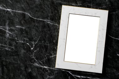 Siyah mermer zemin zemin üzerinde boş beyaz vintage ahşap çerçeve, maket ve şablon için alanı kopyala
