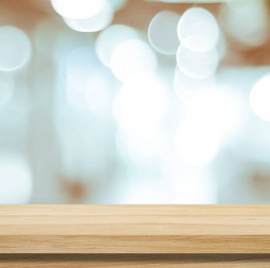 Tablo ve bulanık arkaplan, bulanık bokeh ışığı üzerine ahşap tezgah, kahverengi ahşap masa üstü, yiyecek ve perakende mağazası rafı, depolama ürünleri arka planı, afiş, taklit, şablon 