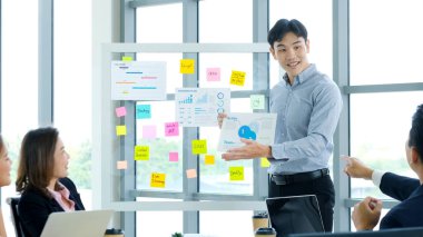 İş adamı ofis toplantısında iş planı bilgisi sunar Asyalı adam iş şemasını, iş adamlarını, iş konseptindeki başarıyı açıklar.