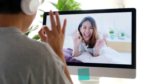Jong Aziatisch Vrouw Groeten Haar Vriend Door Virtal Video Conferentie — Stockfoto