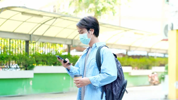 Jonge Aziatische Universiteitsstudent Met Een Mobiele Telefoon Een Videogesprek Terwijl — Stockfoto