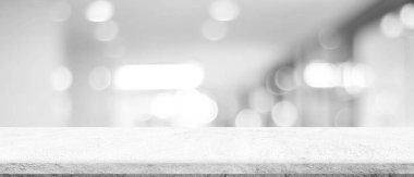 Görüntü arkaplanı üzerine boş beyaz çimento tablo, ürün ekran montajı, siyah ve beyaz ton, tek renk