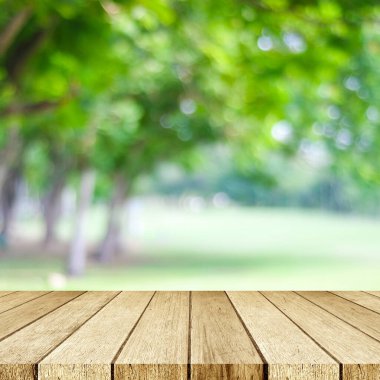 Perspektif ahşap ve bulanık açık hava parkı arka planı, ürün ekran montajı, bahar ve yaz mevsimi