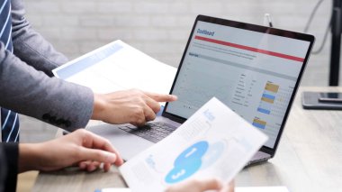 İş adamlarının iş planı hakkında tartışmalarını kapat, iş ekibi iş verilerini ofiste analiz ediyor.  