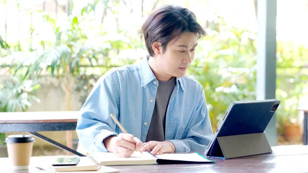 Online Nauka Klasa Student Man Pisanie Notebooku Podczas Korzystania Tabletu — Zdjęcie stockowe