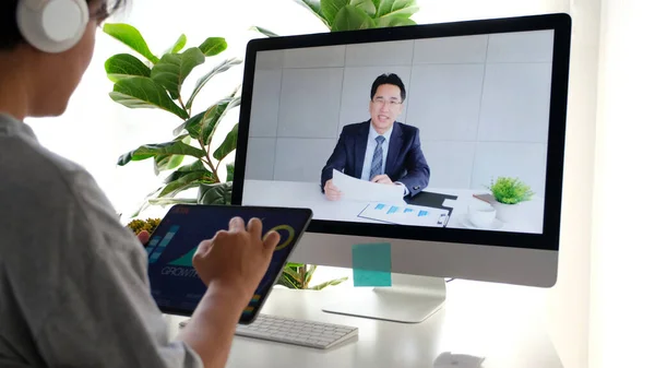 비디오 콘퍼런스 집에서 일하기 비즈니스 차트를 보유하고 아시아 웹으로 비디오 — 스톡 사진