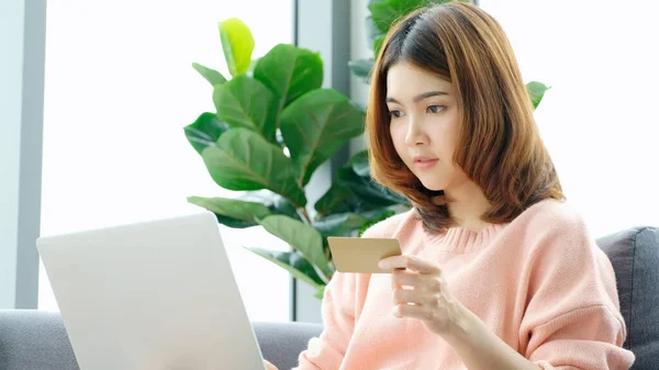 Pago Línea Con Tarjeta Crédito Casa Mujer Asiática Usando Computadora Imagen De Stock