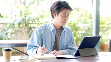 Çevrimiçi çalışma sınıfı, Öğrenci el yazısı, dijital tableti e-öğrenim için kullanırken, öğrenci el yazısı, yetişkin erkek üniversitesi, evde internet eğitimi, eğitim, evden çalışma.