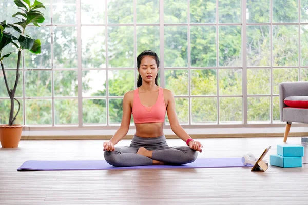 Asiatico Donna Pratica Yoga Meditazione Esercizio Casa Giovane Asiatica Femminile — Foto Stock