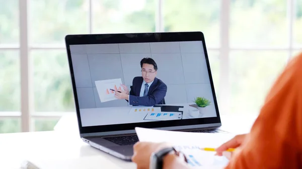 비디오 콘퍼런스 집에서 Businessman 만들기 비디오 집에서 노트북 컴퓨터로 회의에 — 스톡 사진