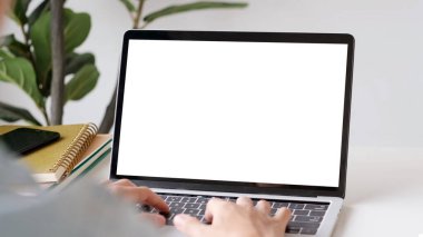 Laptop ekran modeli, şablon arkaplan, elle bilgisayarla boş ekran, iş dünyası, e-ticaret, online çalışma konsepti. 