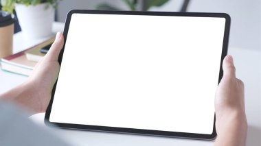 Çalışma masası arka planında dijital tabletle el ele tutuşan adamın görüntüsünü kapat, şablon