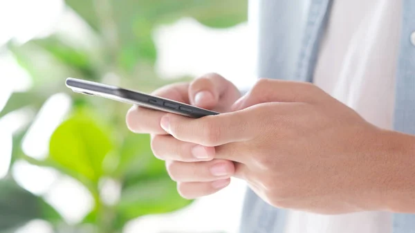 Primer Plano Del Hombre Sosteniendo Teléfono Móvil Gente Teléfono Inteligente Fotos De Stock