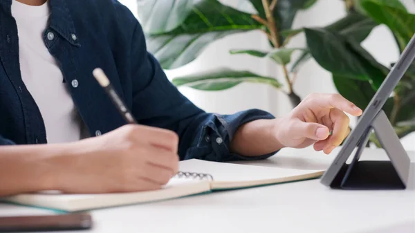 Online Studie Klas Student Hand Schrijven Notebook Tijdens Het Gebruik — Stockfoto
