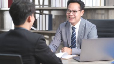 Ofis geçmişinde iş görüşmesi yapan Asyalı adam, iş arama, iş konsepti