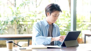 Çevrimiçi çalışma sınıfı, Öğrenci el yazısı, dijital tableti e-öğrenim için kullanırken, öğrenci el yazısı, yetişkin erkek üniversitesi, evde internet eğitimi, eğitim, evden çalışma.