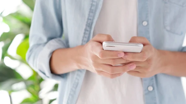 Primer Plano Del Hombre Sosteniendo Teléfono Móvil Gente Teléfono Inteligente — Foto de Stock