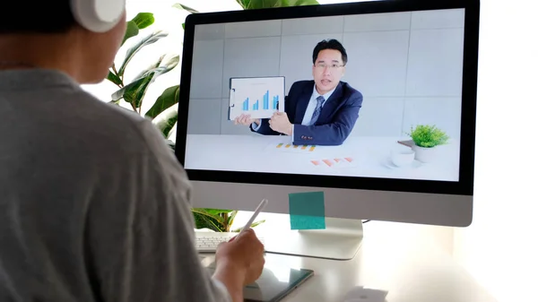 Videokonferens Arbeta Hemifrån Asiatisk Man Som Håller Business Chart Samtidigt — Stockfoto