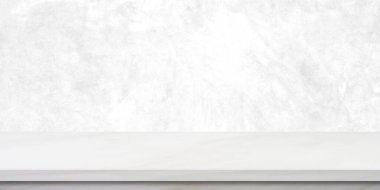 Perspektif mermer masa yüzeyi arka planı, mutfak ürünleri için gri ve beyaz mermer masa üstü arka plan, boş masa, raf, tezgah ve yiyecek ve depo arka planı için beyaz duvar, şablon