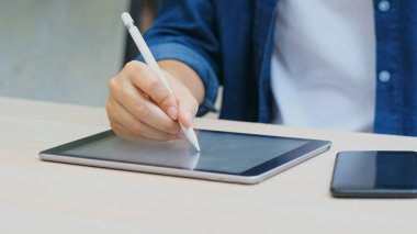 Çalışırken dijital tablete el yazısını kapat, çevrimiçi çalışma, telekomünikasyon 