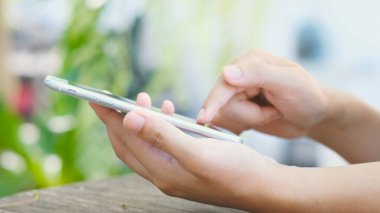 Erkek eli cep telefonu, akıllı telefon kullanan insanlar, teknoloji yaşam tarzı.