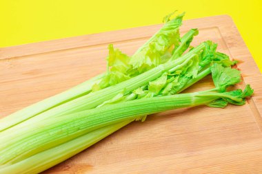 Tahta Kesme Tahtasında Taze Kereviz Kökü