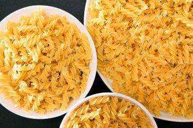 Beyaz Tabakta Pişmemiş Fusilli Makarna