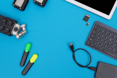 Mavi Masa Üzerinde Dijital Aletleri Olan Çalışma Yeri