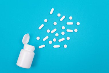 İlaç Endüstrisi ve İlaç Ürünleri - Mavi Masadaki Beyaz Haplar