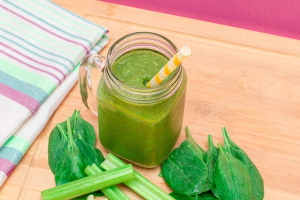 Fresh Green Smoothie of Apple, Celery, and Spinach in Glass Smoothie Jar — Stock Photo, Image