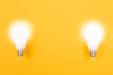 Sarı Arkaplanda Bir Güç Kurtarma Lambası