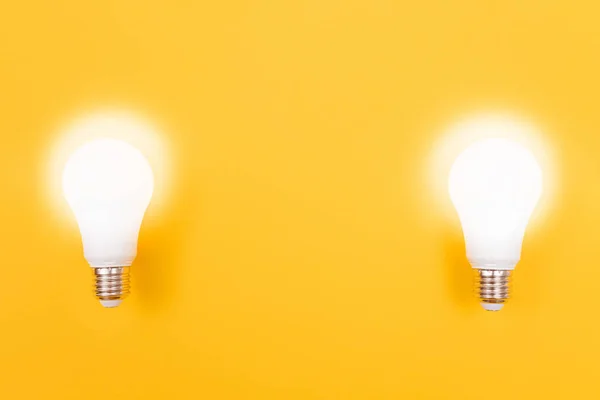 Eine Energiesparlampe auf gelbem Hintergrund — Stockfoto