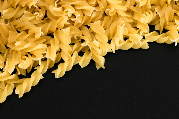 Főzetlen Fusilli tészta fénymásolási hellyel — Stock Fotó