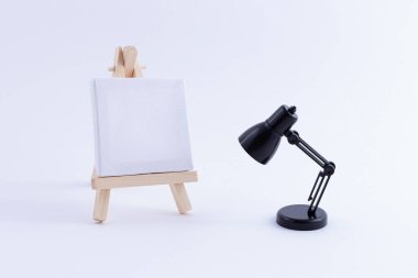 Boş Beyaz Kare Tuvali ve Masa Lambası ile Tahta Easel Minyatürü