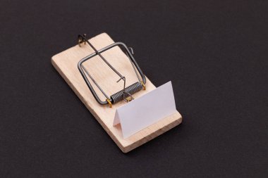 Tahta Fare Kapanı 'ndaki Küçük Not Kağıdı - Şablon