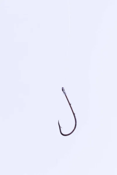 Черный рыболовный крючок, висящий на рыболовном тросе — стоковое фото