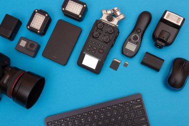 Mavi Masa Üzerinde Dijital Aletleri Olan Çalışma Yeri