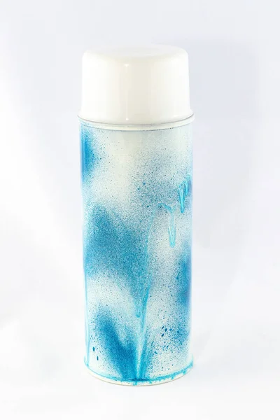Tinta de pulverização azul lata no fundo branco — Fotografia de Stock