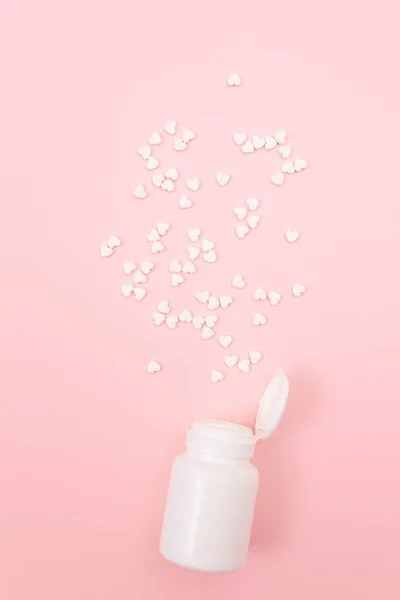 医薬品業界と医薬品-ピンク表の白い丸薬 — ストック写真