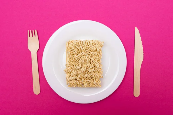 Uncooked Instant Noodles on White Plate — Stock Photo, Image