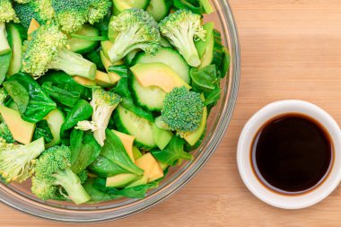 Detox için Taze Yeşil Avokado Salatası, Brokoli, Ispanak ve Salatalık