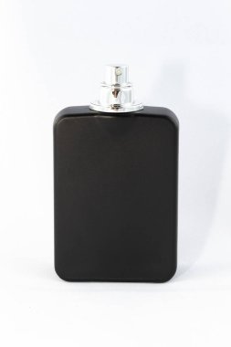 Beyaz Arkaplanda Siyah Kibrit Şişe Parfüm