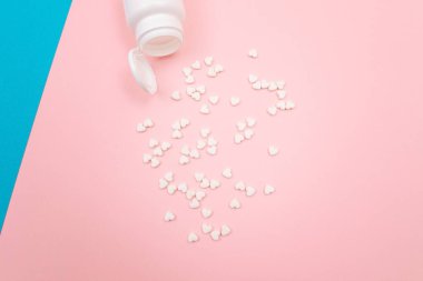 İlaç Endüstrisi ve İlaç Ürünleri - Mavi ve Pembe Masa Üzerinde Beyaz Haplar